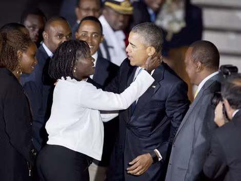 Tổng thống Barack Obama gặp người thân tại Kenya trong sự bảo vệ an ninh nghiêm ngặt của cảnh sát nước sở tại và mật vụ Mỹ (ảnh: AP).