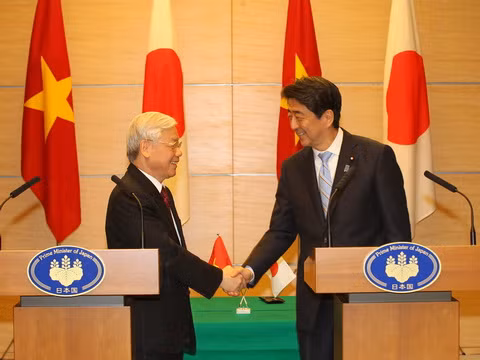 Tổng Bí thư Nguyễn Phú Trọng và Thủ tướng Nhật Bản Shinzo Abe sau khi kết thúc họp báo chung. Ảnh: Trí Dũng– TTXVN