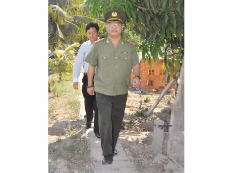 Trung tướng KSor Nham thường xuyên xuống cơ sở thăm hỏi bà con.