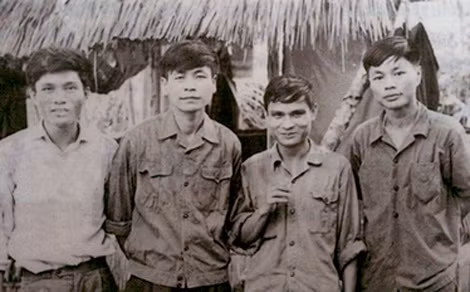 Nhà thơ Trần Vũ Mai (ngoài cùng bên phải) cùng các bạn văn: Nguyễn Khắc Phục, Thanh Quế, Dương Đức Quảng ở căn cứ Trà My, Quảng Đà (năm 1974).