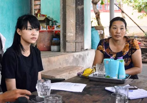 Niềm vui vỡ òa đến với em Bùi Kiều Nhi và mẹ khi nhận tin lãnh đạo Bộ Công an đã chấp nhận cho em vào học Học viện Chính trị CAND.