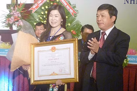 Bà Hà Thúy Linh trong một lần nhận bằng khen từ Chủ tịch UBND tỉnh Lâm Đồng.