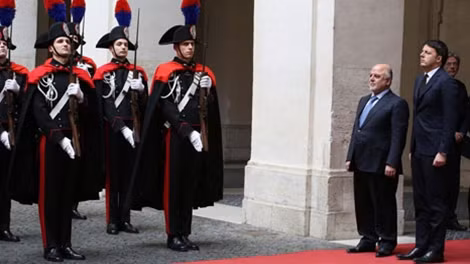 Khoảnh khắc Thủ tướng M. Renzi (bìa phải) chuẩn bị dẫn người đồng nhiệm Al-Abadi duyệt Đội Danh dự.