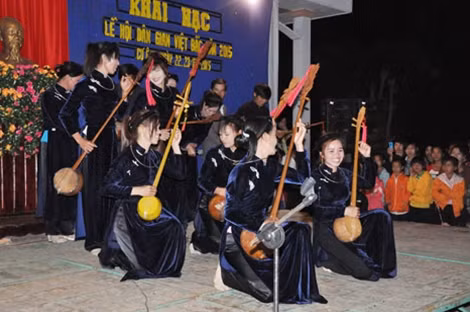 Tiết mục đàn tính hát then của dân tộc Tày.