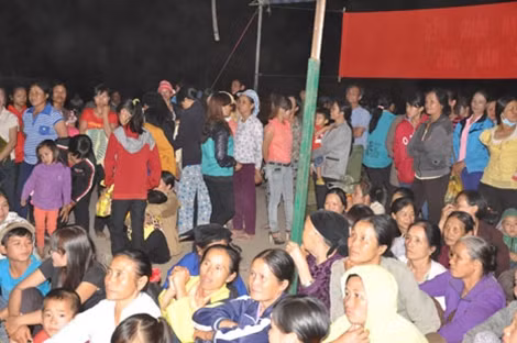 Bà con khắp nơi kéo về xem.