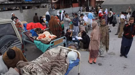 Những người bị thương được điều trị ngay bên ngoài bệnh viện tại Abbotabad, Pakistan.