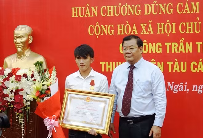 Trao Huân chương Dũng cảm cho ngư dân Trần Thanh Ron ảnh 1