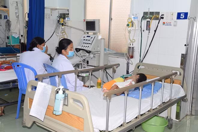 BV Nhi đồng 1 tiếp nhận nhiều trẻ bị bệnh lý hô hấp nặng phải nằm theo dõi tại Khoa Hồi sức tích cực.
