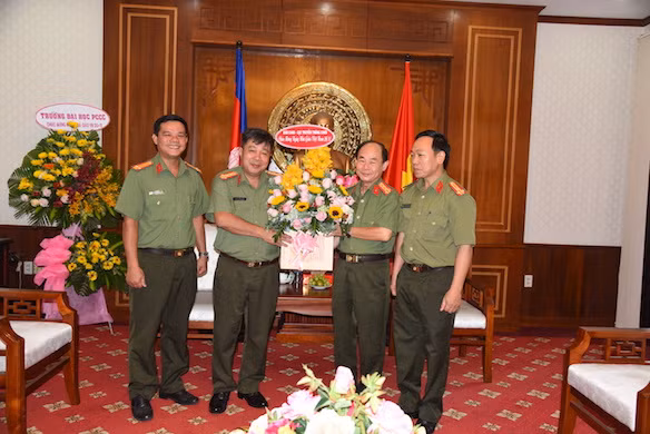 Chúc mừng sức khoẻ và những thành tích đạt được của thầy trò trường Cao đẳng An ninh Nhân dân 2