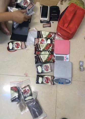 Ma túy (nước cất) được đóng giả thành túi cà phê hòa tan.