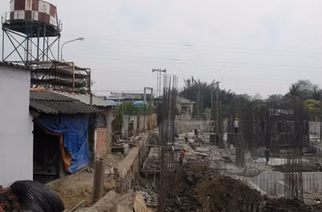 Thi công chung cư tái định cư trong điều kiện khó khăn, nguy hiểm do đào móng cặp sát vách trạm cấp nước Bình Hưng.