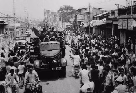 "Giải phóng Sài Gòn ngày 30/4/1975, nhân dân chào mừng người chiến thắng" - Tác giả: Hứa Kiểm.