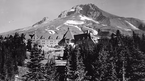 Bối cảnh bên ngoài khu nghỉ mát Timberline Lodge (bang Oregon, Mỹ) làm nền tảng cho bộ phim kinh dị rùng rợn The Shining.
