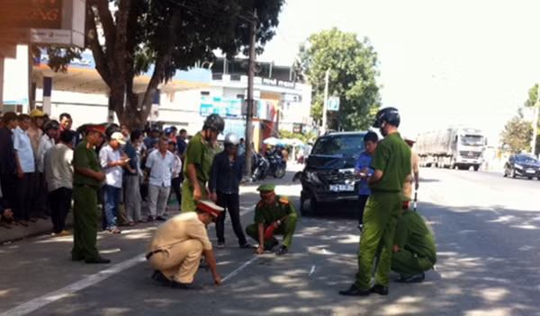 CSGT khám nghiệm hiện trường vụ tai nạn.