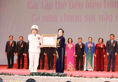 Phó Chủ tịch nước Nguyễn Thị Doan trao Huân chương Lao động hạng Nhất tặng đại diện Bộ Công an, Thượng tướng Bùi Quang Bền - Thứ trưởng Bộ Công an.