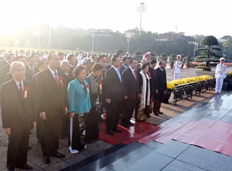 Đoàn đại biểu Đảng, Nhà nước, Mặt trận Tổ quốc Việt Nam, Ban Tổ chức, Ban Thi đua – Khen thưởng Trung ương, các đoàn đại biểu dự Đại hội đã vào Lăng viếng Chủ tịch Hồ Chí Minh và tưởng niệm các Anh hùng liệt sỹ.