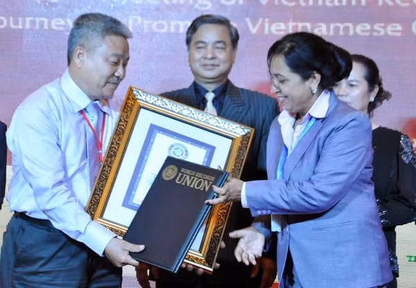 Đạo diễn Nguyễn Văn Lượng với kỷ lục “Đạo diễn thực hiện nhiều phim về biển đảo nhất thế giới”.
