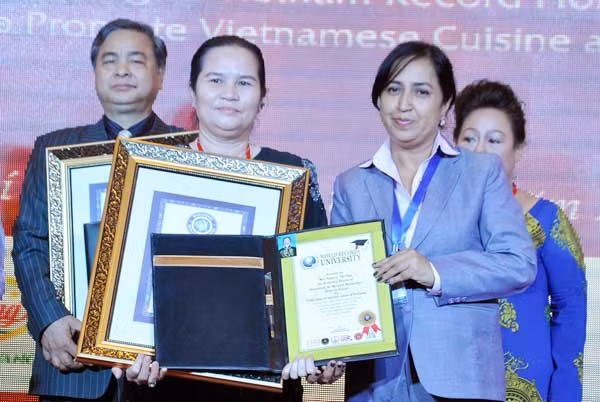 Bà Nguyễn Thị Nga nhận bằng chứng nhận kỷ lục: Bộ sưu tập tiền cổ Việt Nam và thế giới nhiều nhất thế giới.