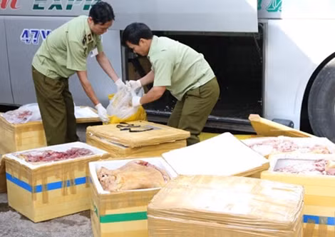 Lực lượng chức năng đang kiểm đếm số hàng bị thu giữ.