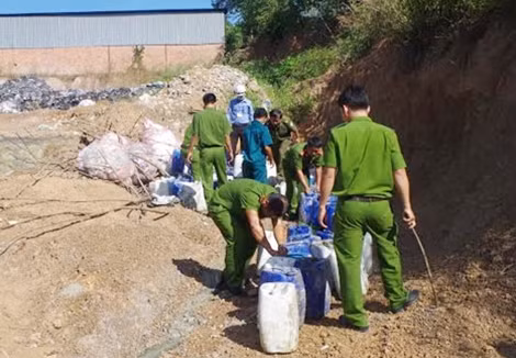 Lực lượng chức năng tiến hành lấy mẫu chất thải để giám định.
