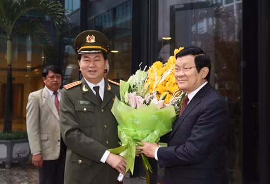Thay mặt Đảng ủy Công an Trung ương và Bộ Công an, Bộ trưởng Trần Đại Quang tặng hoa chúc mừng Chủ tịch nước Trương Tấn Sang.