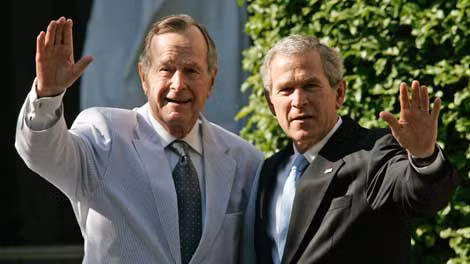 Bush-cha (trái) và Bush-con ở Washington DC., tháng 5/2006.