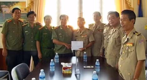 Công an tỉnh Đồng Tháp thăm và tặng quà Công an tỉnh PrâyVeng.