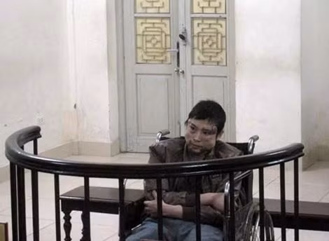 Bị cáo Tânphải ngồi xe lăn hầu tòa.