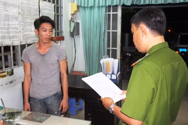 Cơ quan điều tra tống đạt quyết định khởi tố, bắt giam Khưu Văn Minh.
