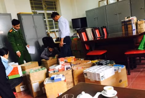 Công an và QLTT bắt một lô hàng phụ tùng xe máy nhập lậu.