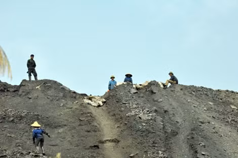 Những người làm nghề mót than phải “làm luật” với bảo vệ mới mong được vào bãi.