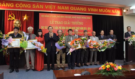 Lãnh đạo Hội đồng Lý luận phê bình văn học nghệ thuật Trung ương trao thưởng cho các tác giả có tác phẩm đoạt loại B.