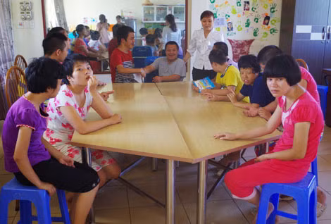 Các em nhỏ trong một lớp học kĩ năng.