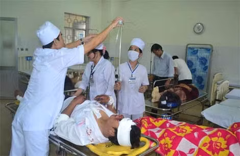 Các nạn nhân được cấp cứu tại Bệnh viện Đa khoa Quảng Ngãi.