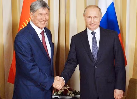 Tổng thống Putin chính thức xuất hiện trở lại tại cuộc gặp gỡ với người đồng cấp Kyrgyzstan sau hơn 10 ngày vắng mặt.