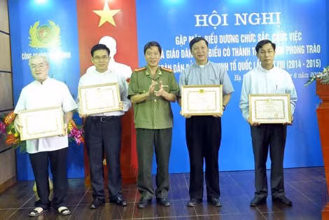 Đại tá Đỗ Văn Lực, Giám đốc Công an tỉnh Quảng Ninh tặng giấy khen cho đại diện các Linh mục, chức sắc, chức việc và giáo dân Công giáo đạt thành tích xuất sắc trong phong trào toàn dân bảo vệ ANTQ trong 2 năm 2014-2015.
