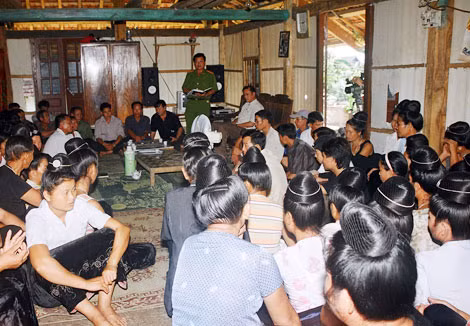 Cán bộ Công an tuyên truyền phòng chống ma túy cho phụ nữ dân tộc Thái ở bản Nà Ngum, xã Thanh Yên, huyện Điện Biên.