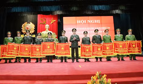 Đại tướng Trần Đại Quang, Ủy viên Bộ Chính trị, Bộ trưởng Bộ Công an trao Cờ “Đơn vị xuất sắc trong Phong trào thi đua năm 2014” của Chính Phủ cho các đơn vị có thành tích xuất sắc.