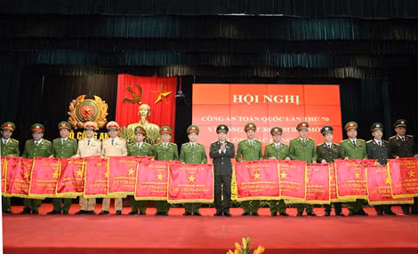 Thượng tướng Bùi Văn Nam, Ủy viên TW Đảng, Thứ trưởng Bộ Công an trao Cờ “Đơn vị thi đua xuất sắc năm 2014” của Bộ Công an cho các đơn vị.