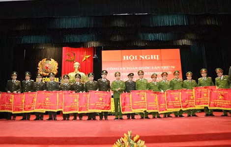 Thượng tướng Lê Quý Vương, Ủy viên TW Đảng, Thứ trưởng Bộ Công an trao Cờ “Đơn vị thi đua xuất sắc năm 2014” của Bộ Công an cho các đơn vị.
