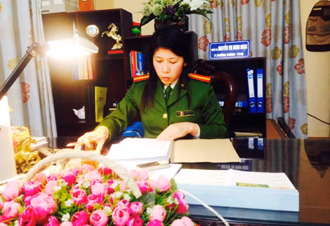 Thiếu tá Nguyễn Thị Minh Ngọc trong một ngày làm việc ở đơn vị.