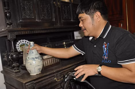 Chiếc bình gốm cổ đựng số tiền xu quý được anh Thạo kỳ công sưu tầm.