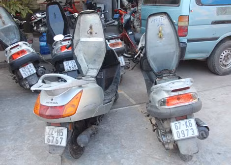 Xe máy dùng để vận chuyển thuốc lá lậu bị Công an tỉnh An Giang thu giữ.