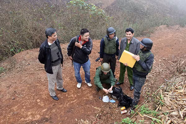 Đoàn công tác Công an tỉnh Sơn La, Công an huyện Mộc Châu tại hiện trường vụ truy bắt toán buôn bán ma túy có vũ trang.