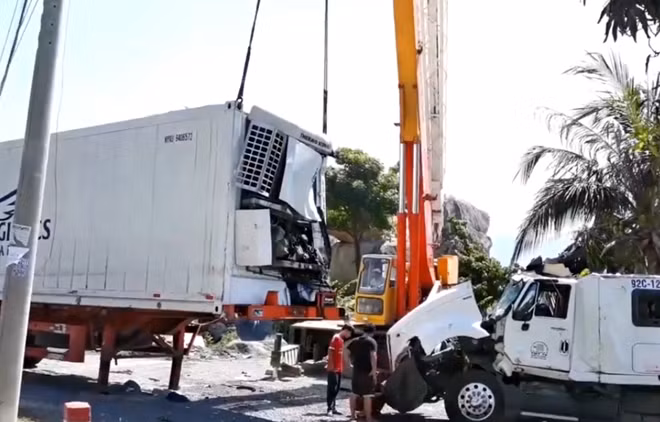 Xe đầu kéo sau khi được cẩu kéo ra khỏi hiện trường vụ tai nạn