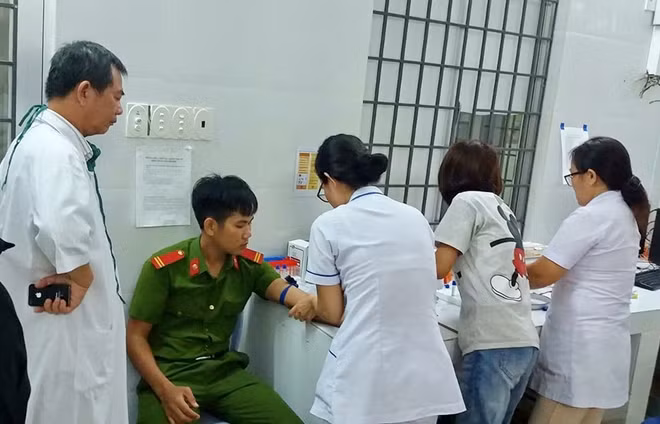 Trung sĩ Phan Hoàng Hiếu khẩn trương đến Bệnh viện đa khoa thị xã Sông Cầu lúc nửa đêm để hiến máu, góp phần cứu sống sản phụ