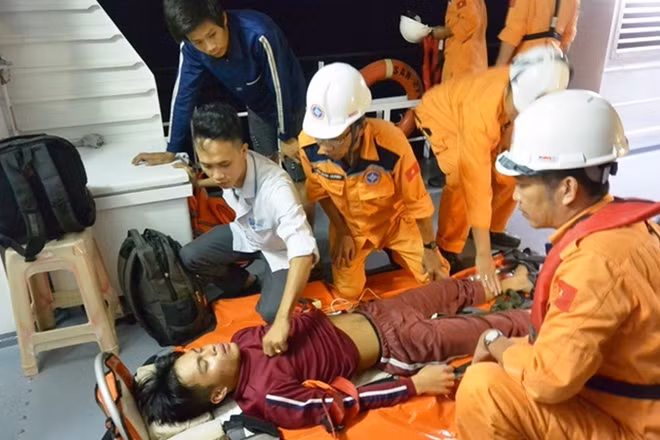 Đưa ngư dân Trần Văn Ty lên tàu SAR 274 để cấp cứu và chuyên rtair vào đất liền