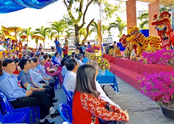 Đông đảo người dân từ nhiều tỉnh, thành đến dự Lễ hội Tháp Bà Ponagar