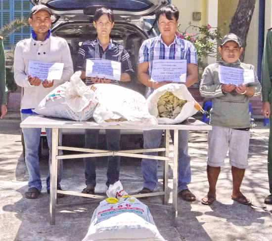 Các đối tượng và tang vật. Ảnh: BĐBP