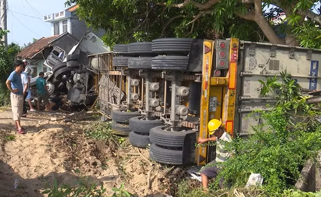 Chiếc xe đầu kéo lật nghiêng sau khi gây tai nạn